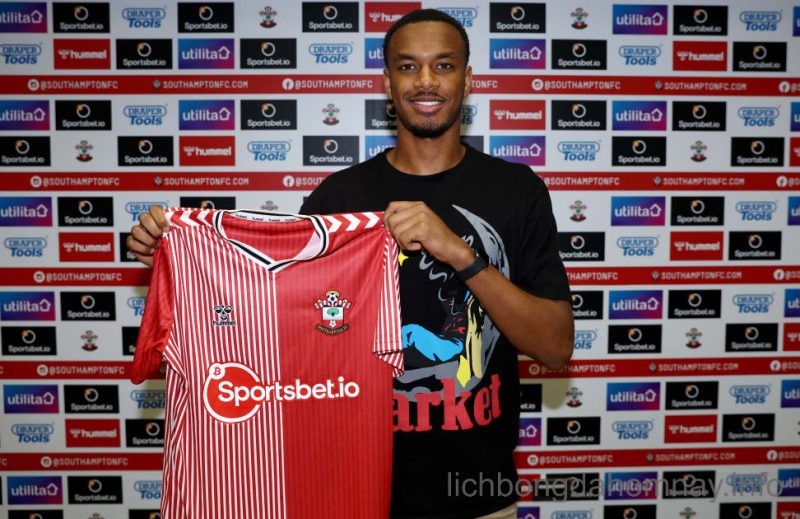 Zach Awe chính thức lên đường sang Southampton